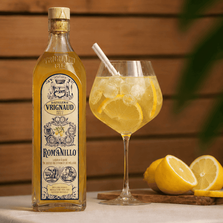 Photo du cocktail citron du Romanillo et bouteille de la Romanillo
