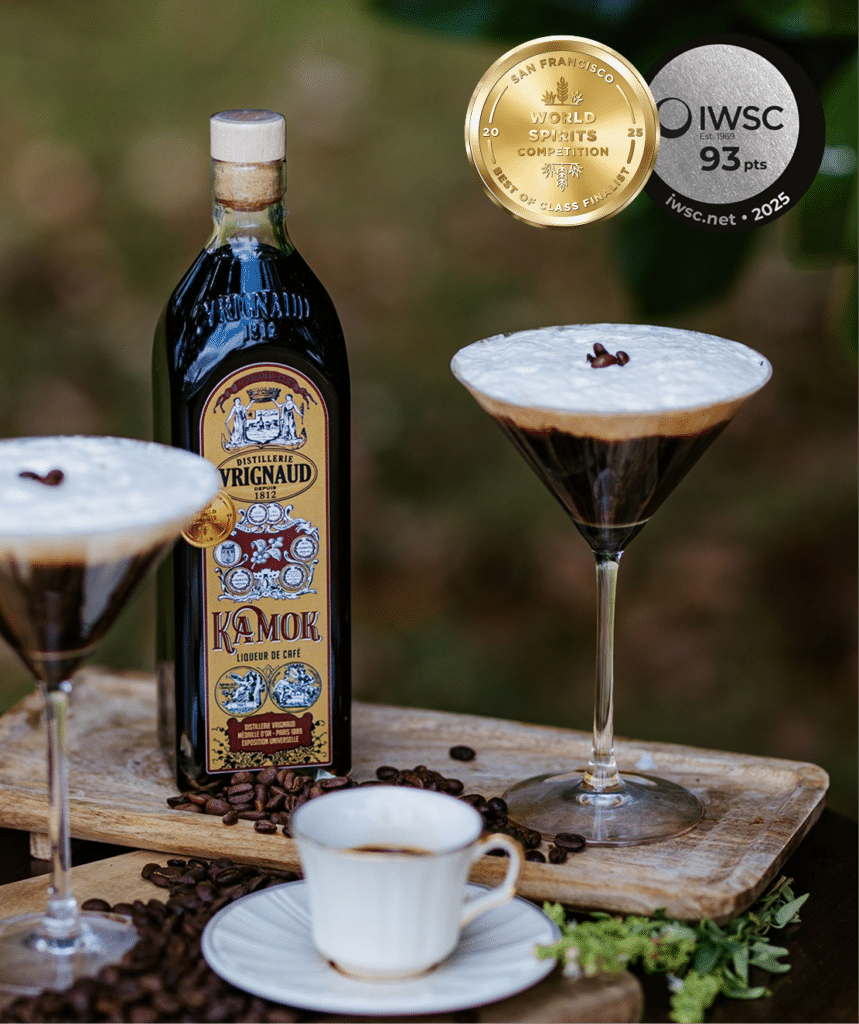photo du kamok avec la médaille d'argent de iwsc 2025 et la médaille d'or du world spirits competition 2025