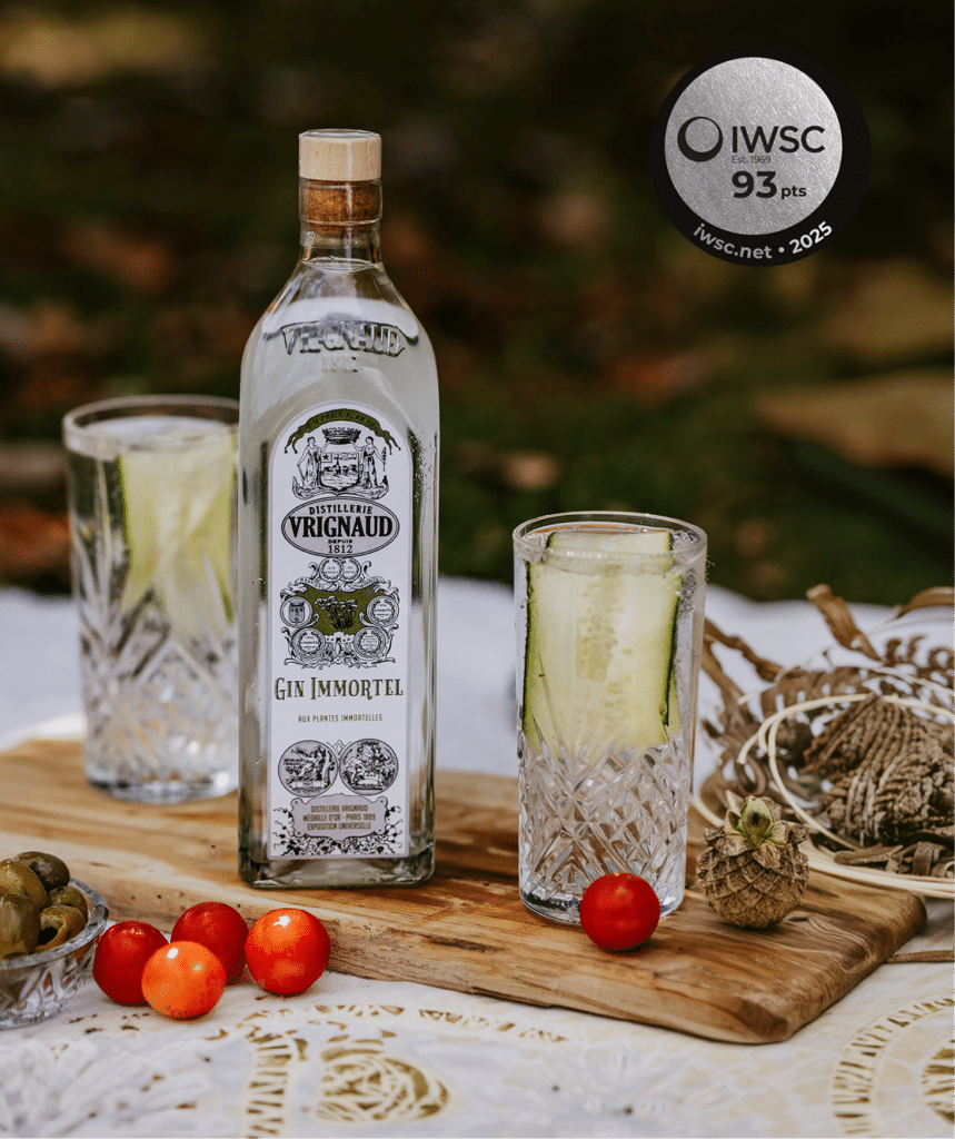 photo du gin immortel avec la médaille d'argent de iwsc 2025